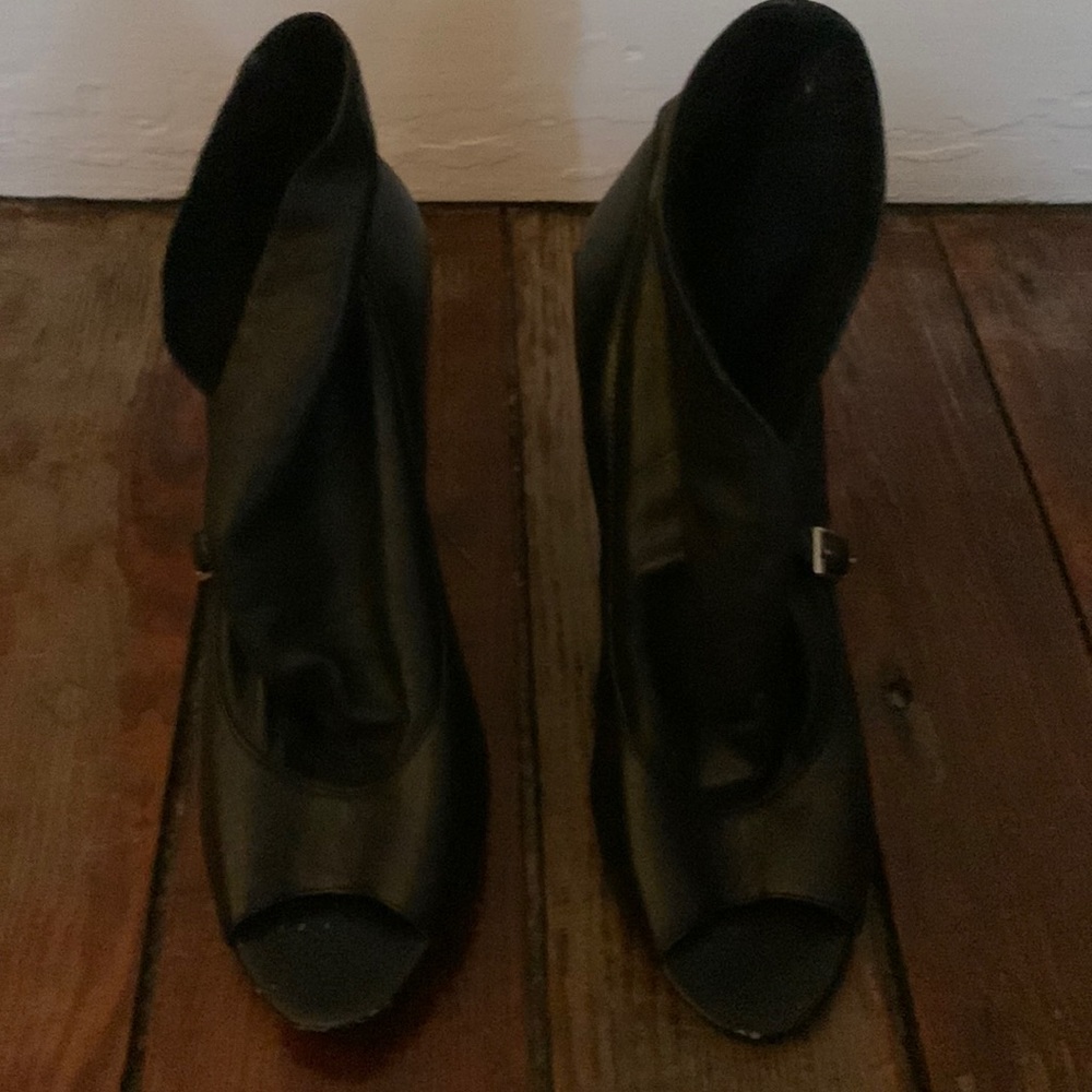 nine west black booties, narrow heel open toe very good condition